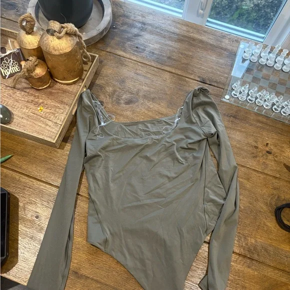 Lululemon Athletica Green Asymmetrical Long Sleeve Bodysuit - Picture 4 of 6